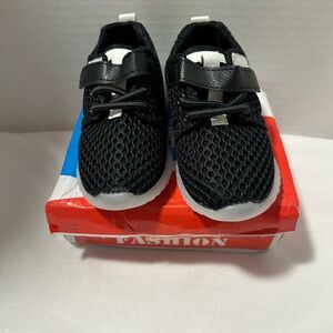 NWT Hirigin Toddler Sneakers